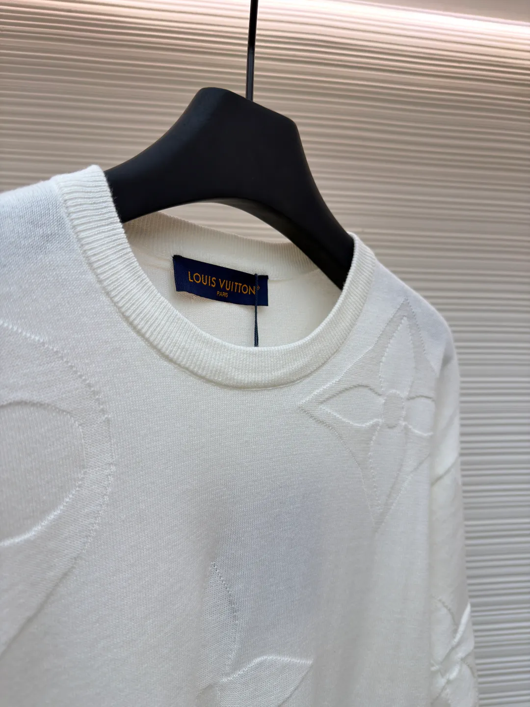 LOUIS VUITTON Four-leaf clover woolen short-sleeve ●Original version: 11000 purchased and developed ●Item number: 1681110-A55 ●Fabric: combed cotton fabric ●Technology: woolen fabric ●Version: fitted version ●Weight: about 240 grams ●Size: XS-S-M-L ●Description: The wool material is made of 40s double-ply 100% combed cotton yarn, and the machine uses 14 needles and 2 yarns to weave the piece. A single piece takes 160 minutes per piece, 20 minutes for plate sewing, manual quality inspection, and specific three-standard washing. The overall wiring is straight and delicate, the fabric is comfortable and soft, and the color is consistent without color difference. It can be matched with the same style to create a fashionable look and control various occasions. Customized accessories, complete with three standards, same style for men and women!